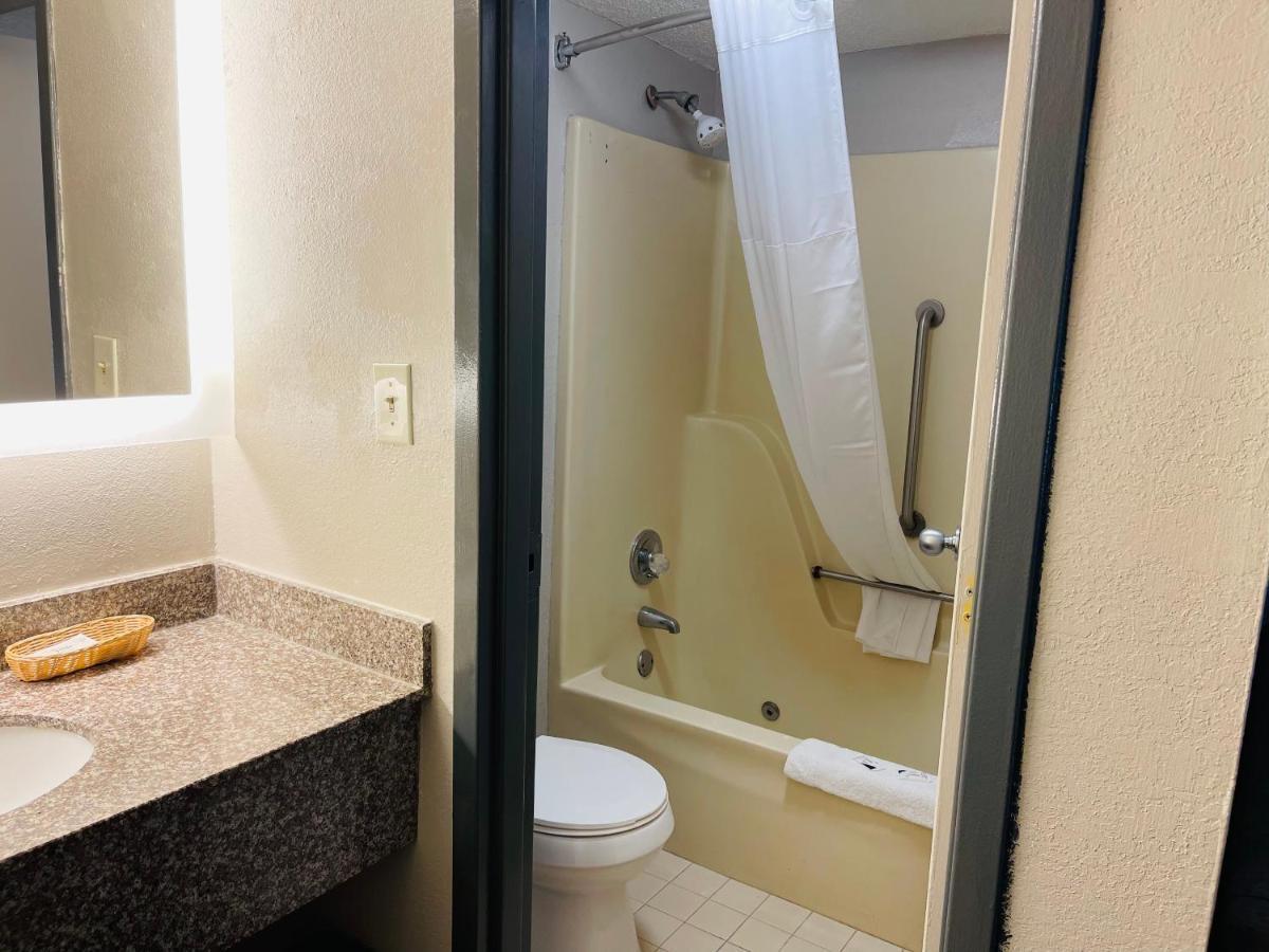 Rodeway Inn Greenwood Bagian luar foto