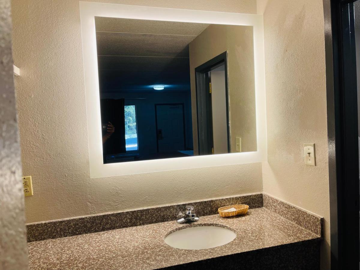 Rodeway Inn Greenwood Bagian luar foto