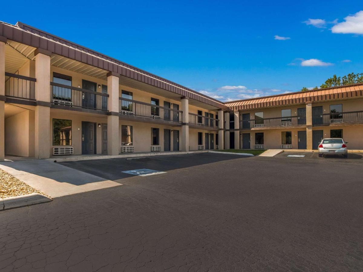 Rodeway Inn Greenwood Bagian luar foto