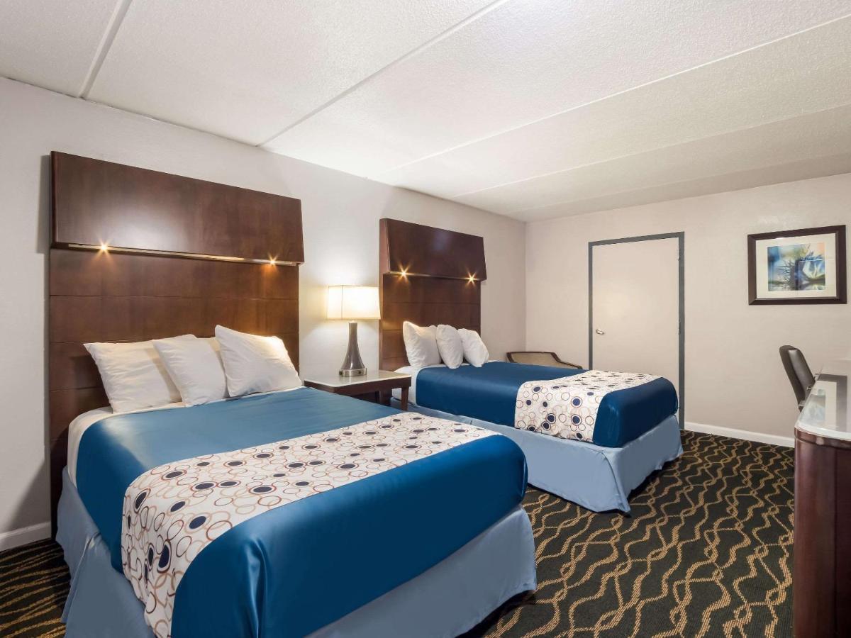 Rodeway Inn Greenwood Bagian luar foto