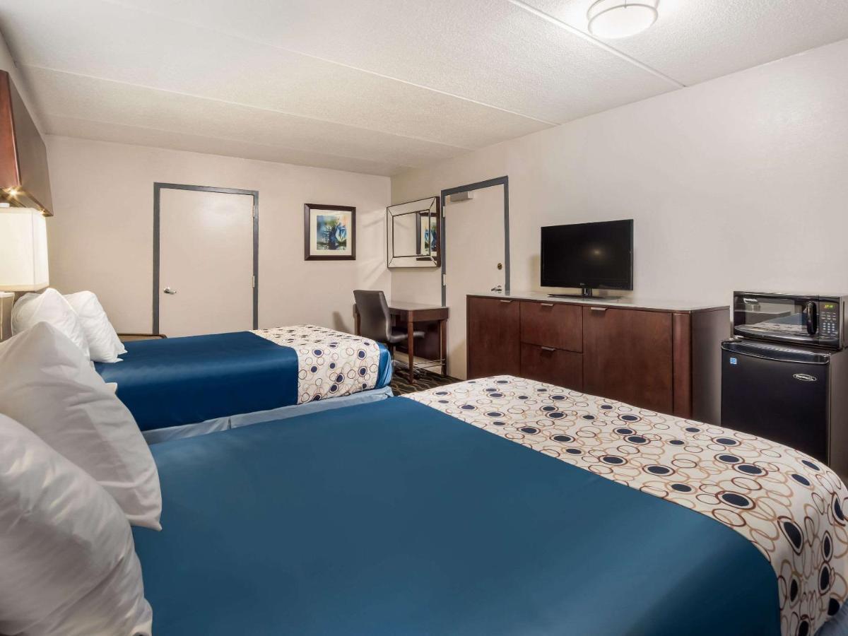 Rodeway Inn Greenwood Bagian luar foto