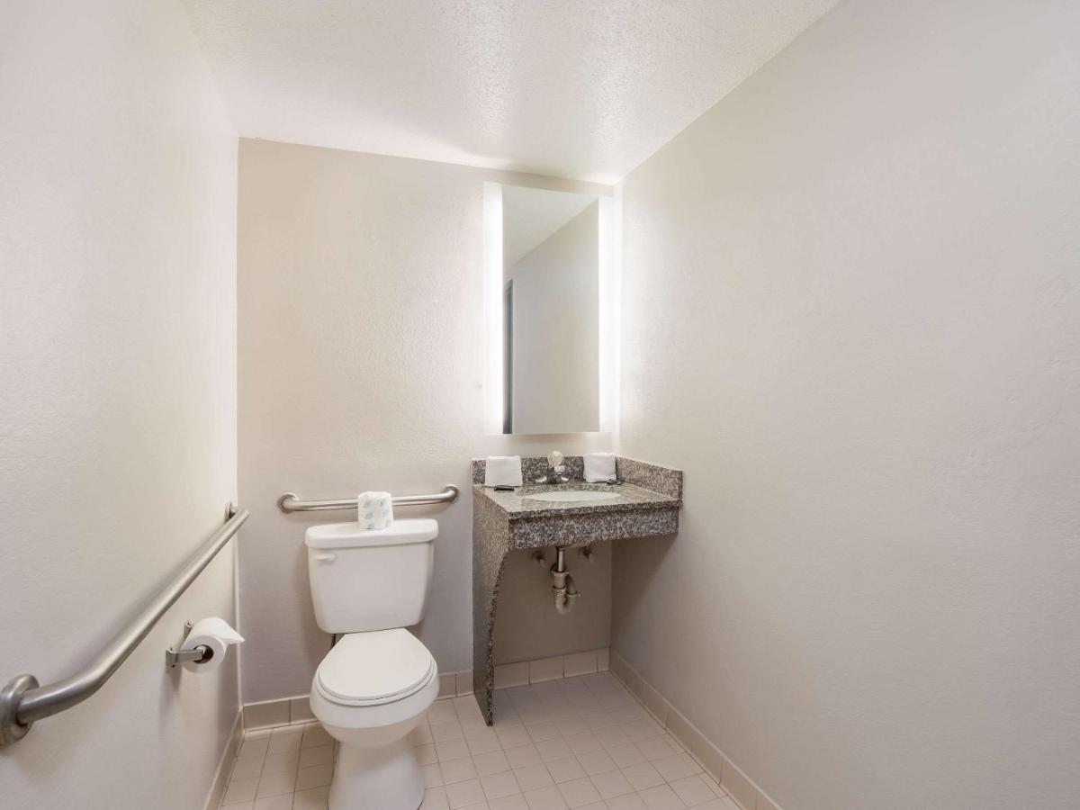 Rodeway Inn Greenwood Bagian luar foto