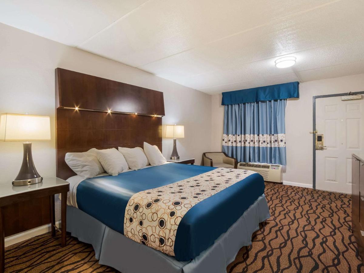 Rodeway Inn Greenwood Bagian luar foto
