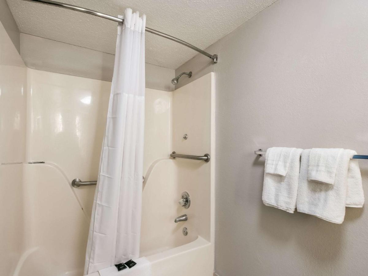 Rodeway Inn Greenwood Bagian luar foto