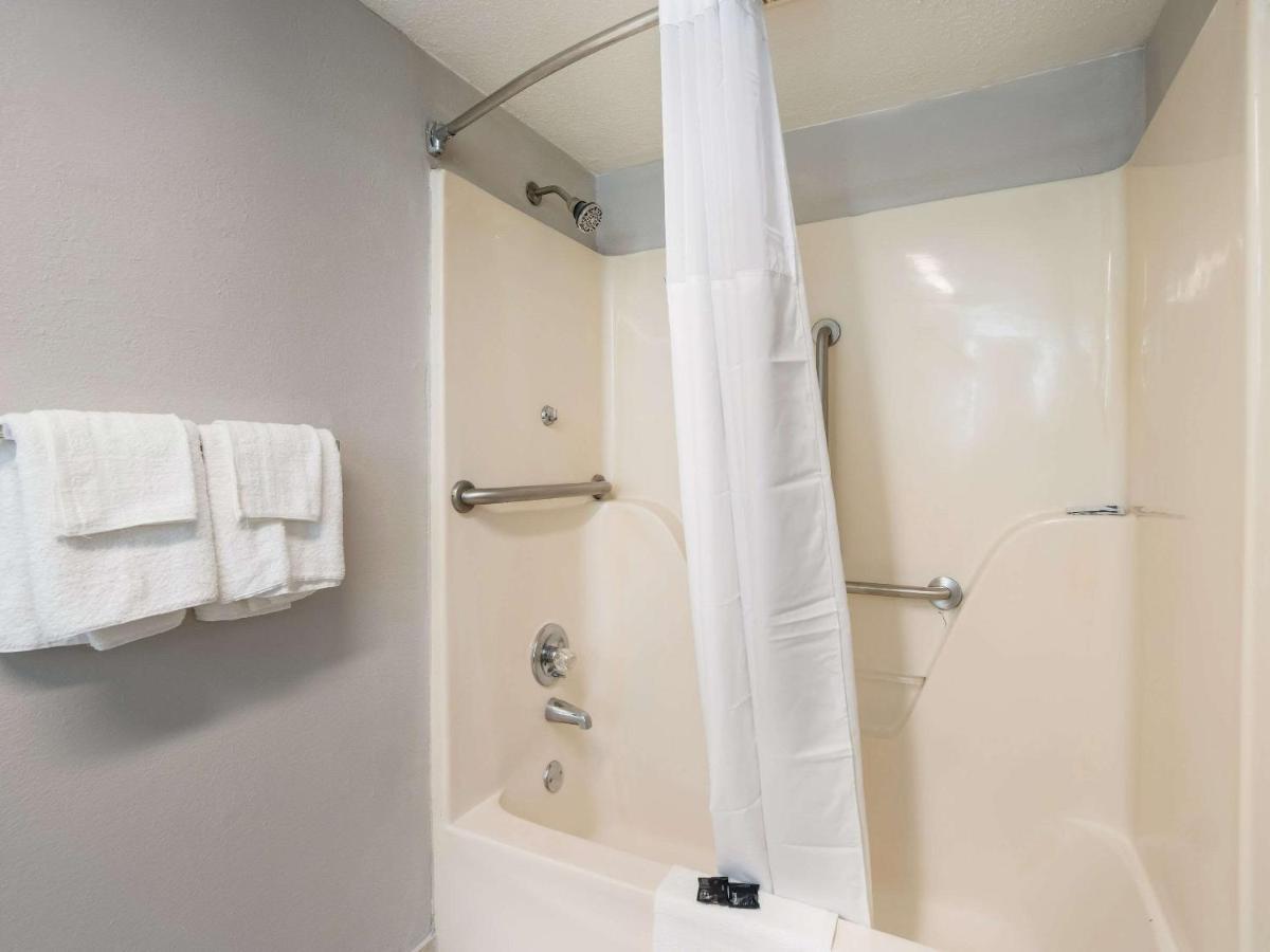 Rodeway Inn Greenwood Bagian luar foto