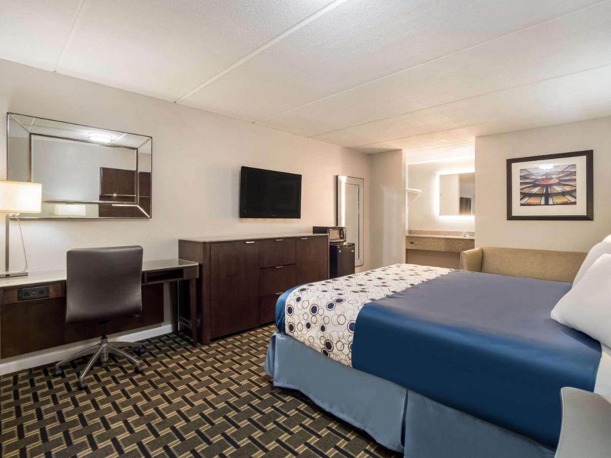 Rodeway Inn Greenwood Bagian luar foto