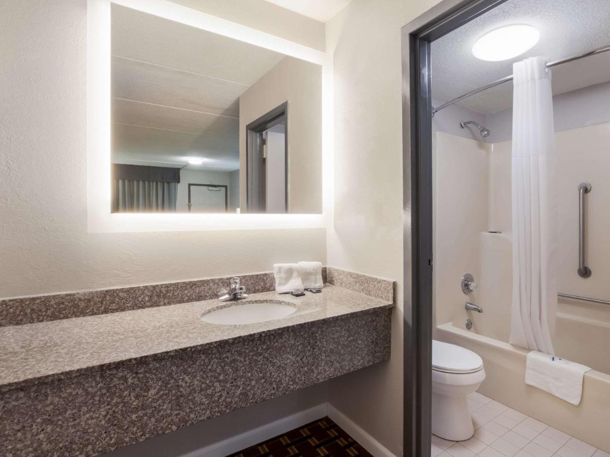 Rodeway Inn Greenwood Bagian luar foto
