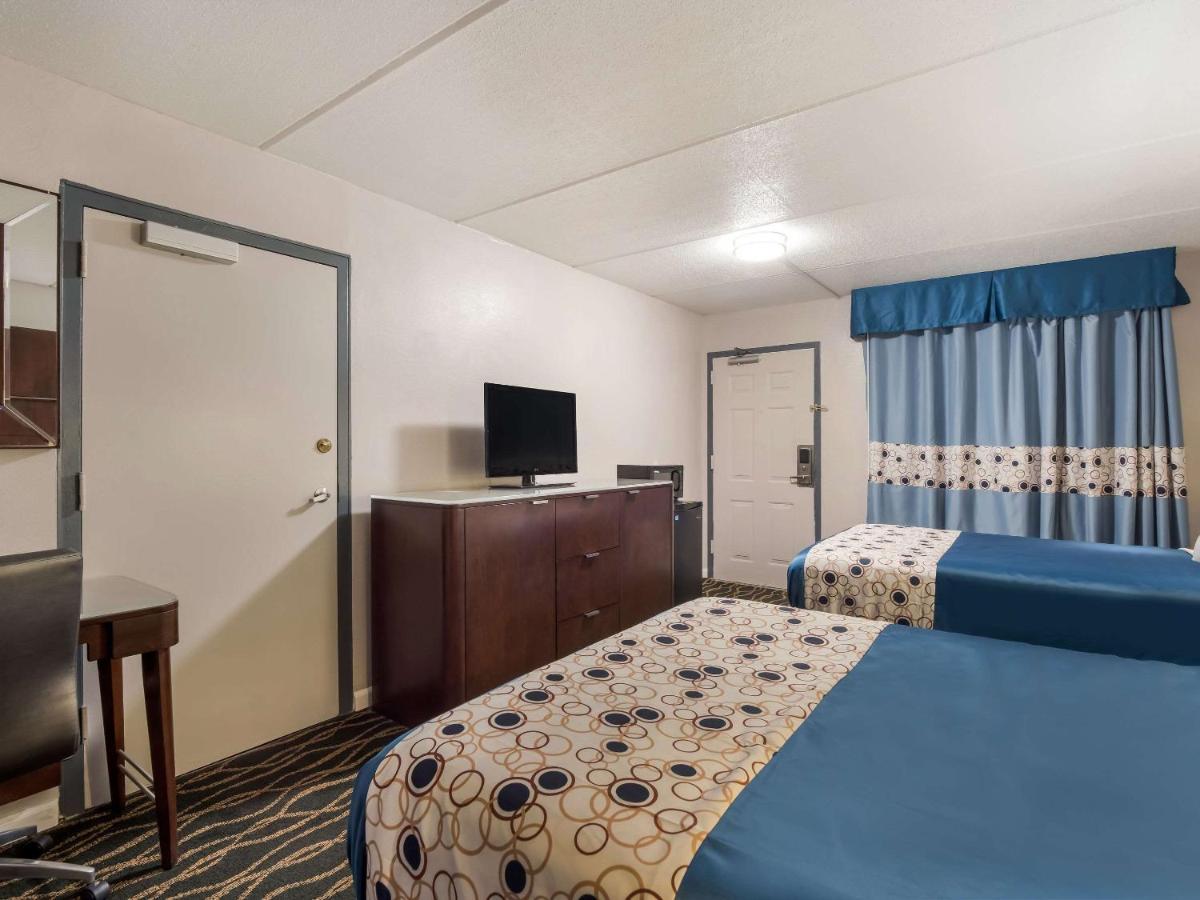 Rodeway Inn Greenwood Bagian luar foto