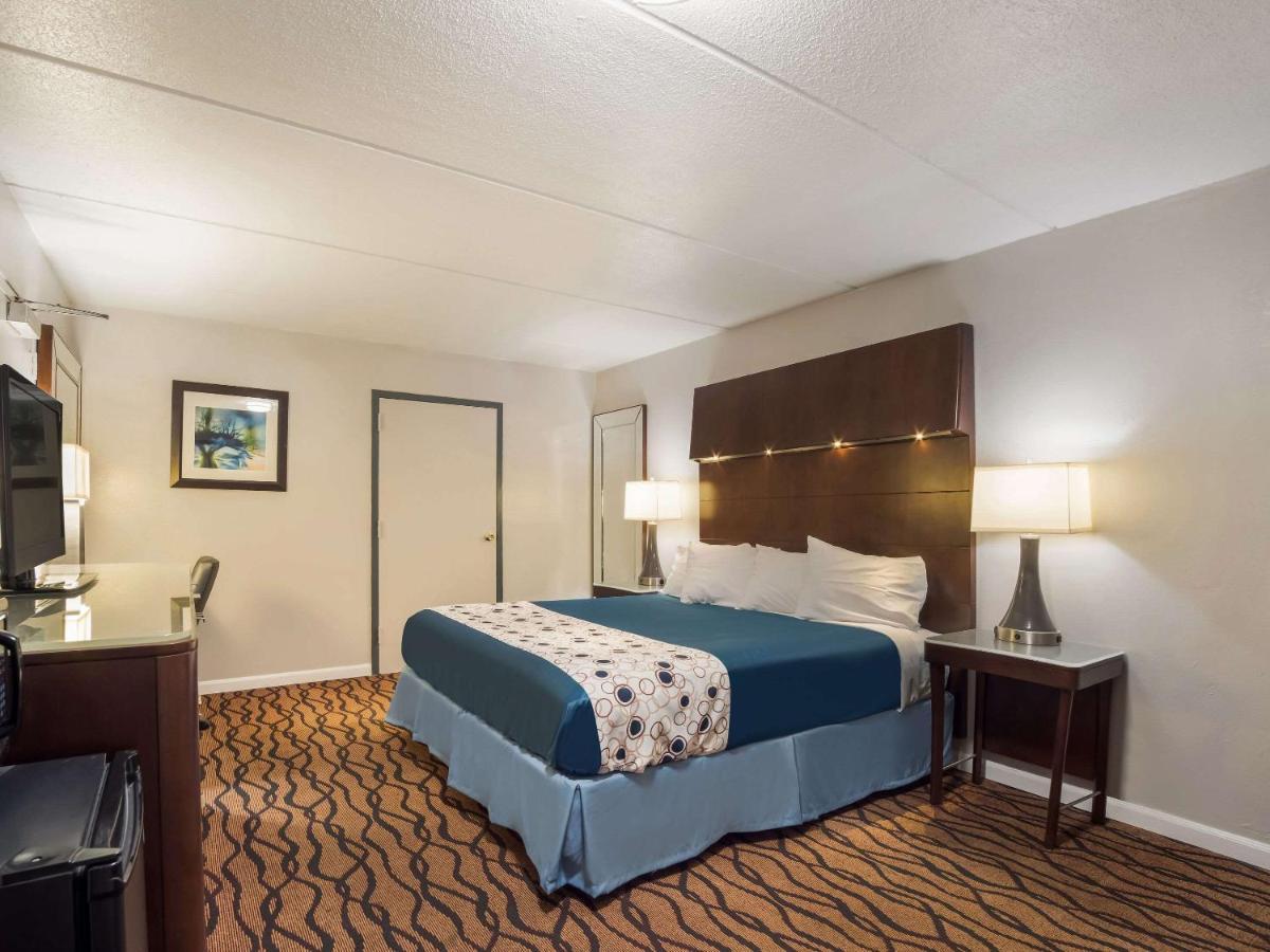 Rodeway Inn Greenwood Bagian luar foto